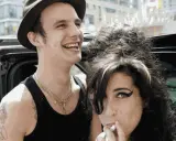 Blake Fielder-Civil oggi, con un sorriso e un cappello, accanto ad Amy Winehouse che fuma.