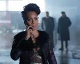 Jada Pinkett Smith, in un look audace, parla al telefono. Un'icona dei film e programmi TV.