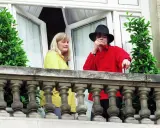Michael Jackson con un cappello nero e una camicia rossa, accanto a una donna bionda. Forse la sua moglie?