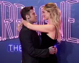 Fedez e Ferragni, le ultime notizie: la coppia si abbraccia davanti a luci al neon rosa.