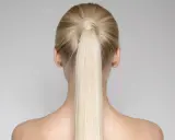 Vista posteriore di una donna con una **coda alta gonfia davanti**, capelli biondi lisci e spalle scoperte.