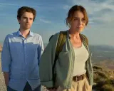 Freddie Highmore in un paesaggio montano, un'immagine che evoca i suoi film e programmi TV.