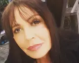 Viola Valentino, con un sorriso che sfida ogni malattia, guarda dritto verso di noi.