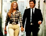 Dalida e Alain Delon, una storia d'amore e cinema, passeggiano mano nella mano.