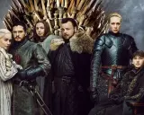 Il cast di Il Trono di Spade riunito davanti al Trono di Spade. Jon Snow, Daenerys Targaryen, Sansa Stark e altri eroi.