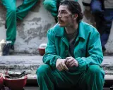 Michele Riondino in tuta verde, un'immagine che evoca scene dai suoi film e programmi TV.