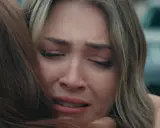 Una ragazza piange disperata, abbracciata da un'altra persona. Una scena toccante dalla **innocence serie turca**.