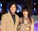 Ermal Meta con la sua compagna, in un momento di complicità sul red carpet.