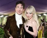 Sabrina Carpenter e Barry Keoghan, una coppia affascinante, posano insieme in un evento glamour.