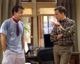 Charlie Sheen e Jon Cryer, cast di Due uomini e mezzo, discutono animatamente in un ufficio.