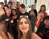 Il cast di Modern Family riunito per una festa, sorrisi e abbracci per celebrare il loro legame.