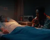Lucas veglia su Max, addormentata in ospedale. Una cassetta e un disegno infantile sul muro ricordano i tempi felici di Stranger Things.