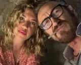 Marco Giallini con la sua fidanzata, un momento intimo e rilassato.