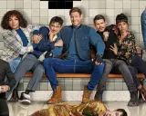 Il cast di Umbrella Academy 4 seduto su una panchina, con uno sdraiato a terra.