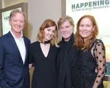Robert Redford con i suoi figli, un momento di famiglia davanti a un poster su un'energia pulita.