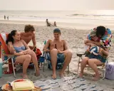Amici in spiaggia, un'estate da ricordare. La scena evoca "the summer i turned pretty 3".