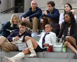 Il cast di Gossip Girl si riunisce sulle scale, tra chi legge, chi chiacchiera e chi si gode un pranzo al sacco.