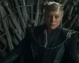 Regina Rhaenyra Targaryen, erede del trono di spade, indossa la corona e un fermaglio a forma di drago, simbolo della sua casata, in House of the Dragon.