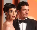 Katy Perry e Orlando Bloom, una coppia iconica, posano elegantemente.