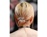 Chic acconciature capelli corti chignon basso con fermaglio a fiocco scintillante e choker.