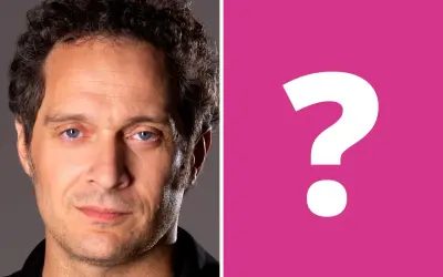 Primo piano di Claudio Santamaria, con un punto interrogativo rosa a destra. Forse si cerca la sua ex moglie?