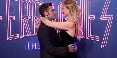 Fedez e Ferragni, le ultime notizie: la coppia si abbraccia davanti a luci al neon rosa.