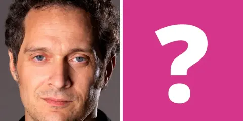 Primo piano di Claudio Santamaria, con un punto interrogativo rosa a destra. Forse si cerca la sua ex moglie?