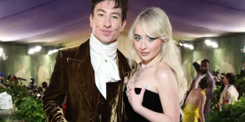 Sabrina Carpenter e Barry Keoghan, una coppia affascinante, posano insieme in un evento glamour.