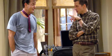 Charlie Sheen e Jon Cryer, cast di Due uomini e mezzo, discutono animatamente in un ufficio.