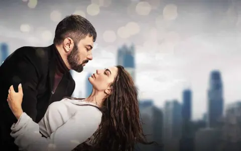Un uomo e una donna si guardano intensamente. Io sono Farah, e questa scena evoca un amore profondo e un legame indissolubile.