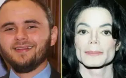 Michael Jackson e uno dei suoi figli, Prince Michael Jackson I, fianco a fianco.