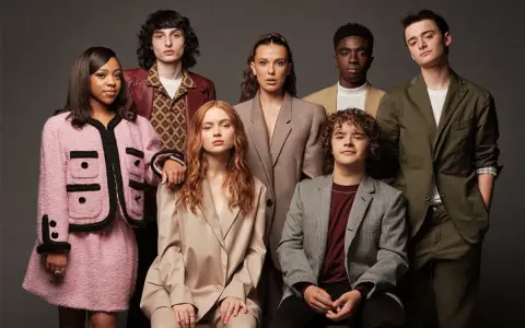 Il cast di Stranger Things posa per un ritratto di gruppo.