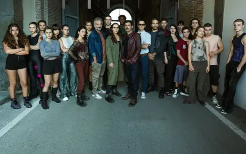 Il cast di Mare Fuori posa insieme, un gruppo eterogeneo di giovani e adulti, pronti per nuove avventure.