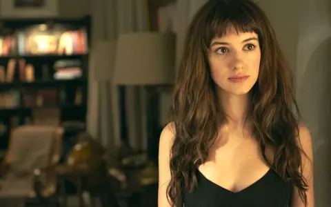 Marianne Sheridan, parte del cast di Normal People, con i suoi lunghi capelli castani e un'espressione pensierosa.
