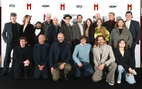 Il cast de "Il figlio del secolo" serie tv, in attesa dell'uscita, posa per una foto di gruppo.