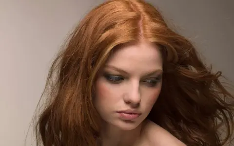 Capelli rossi mossi, con qualche ciocca ribelle. Scopri i migliori rimedi per capelli crespi e dona nuova vita alla tua chioma.
