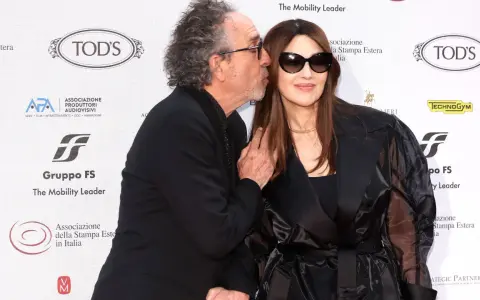 Tim Burton bacia Monica Bellucci, il suo compagno, in un momento affettuoso.