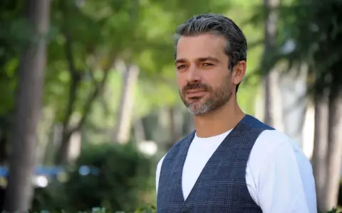 Luca Argentero, con il suo fascino intramontabile, protagonista di film e programmi TV che hanno segnato la televisione italiana.