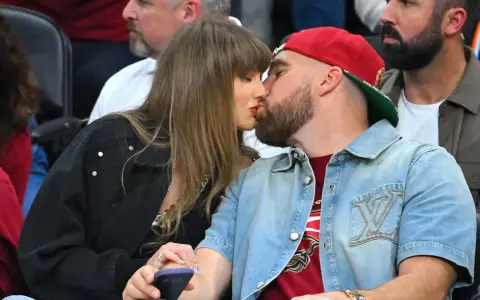 Taylor Swift e Travis Kelce si baciano, un momento intimo che svela scorci della loro taylor swift vita privata.
