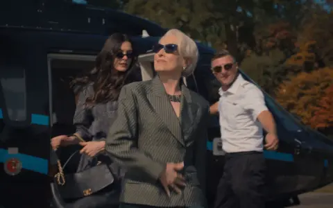 Miranda Priestly scende dall'elicottero, un'icona di stile. Forse il diavolo veste prada 3 è in arrivo.