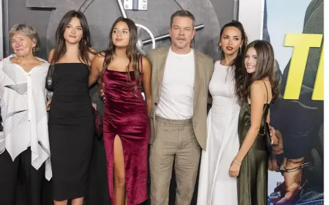 Matt Damon con la sua famiglia, inclusi i suoi figli, posa per una foto.