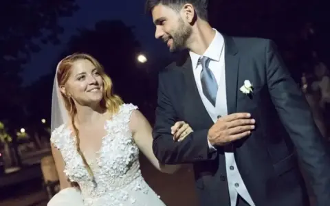 Noemi e il suo sposo, felici nel loro giorno speciale. La loro vita privata inizia ora.
