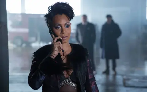 Jada Pinkett Smith, in un look audace, parla al telefono. Un'icona dei film e programmi TV.