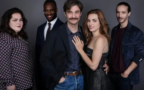 Il cast di "Noi", la serie televisiva, posa insieme. Cinque attori, un uomo con baffi e una donna con mano sul petto, al centro.