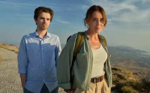 Freddie Highmore in un paesaggio montano, un'immagine che evoca i suoi film e programmi TV.
