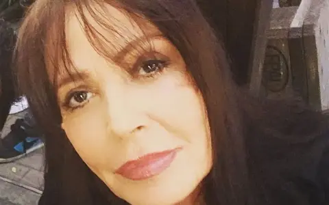 Viola Valentino, con un sorriso che sfida ogni malattia, guarda dritto verso di noi.