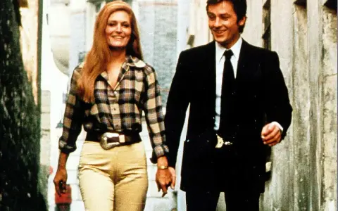 Dalida e Alain Delon, una storia d'amore e cinema, passeggiano mano nella mano.