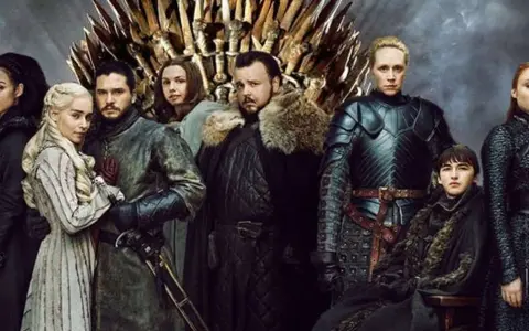 Il cast di Il Trono di Spade riunito davanti al Trono di Spade. Jon Snow, Daenerys Targaryen, Sansa Stark e altri eroi.