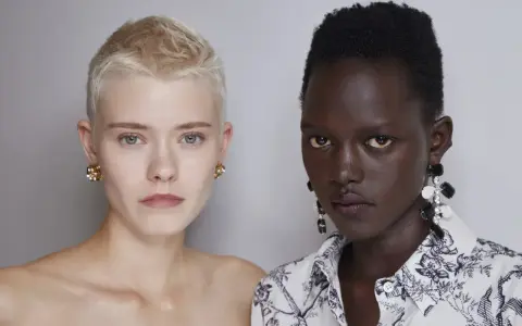 Due modelle con tagli cortissimi rasato pixie cut corto. Una con capelli biondi e orecchini dorati, l'altra con capelli neri e orecchini pendenti.