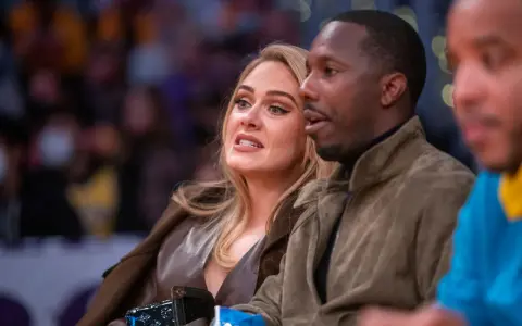 Adele e Rich Paul, momenti di vita privata durante una partita.
